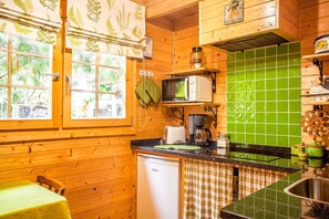 Kühlschrank, Mikrowelle, Wasserkocher mit Kaffee-/Teezubehör, Hochstuhl