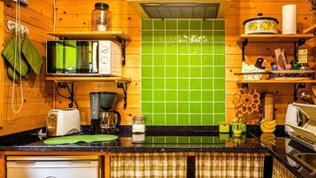 Een koelkast, een microgolfoven, een koffiezetapparaat/waterkoker