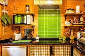 Kühlschrank, Mikrowelle, Wasserkocher mit Kaffee-/Teezubehör, Hochstuhl