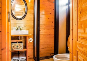 Een douche, een haardroger, handdoeken