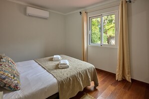 4 bedrooms, iron/ironing board, travel cot, free WiFi