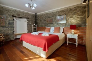 4 slaapkamers, een strijkplank/strijkijzer, gratis wifi, beddengoed