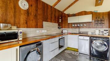 Réfrigérateur, four, plaque de cuisson, lave-vaisselle