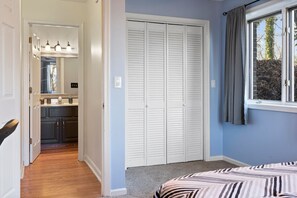 4 bedrooms, desk, free WiFi, bed sheets