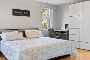 4 bedrooms, desk, free WiFi, bed sheets