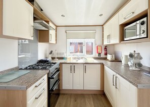 Fridge, oven, stovetop, toaster - Country Holiday Home Four Spa (Tintagel)