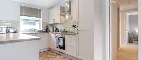 Fridge, oven, stovetop, dishwasher