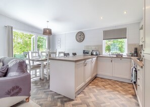 Kjøleskap, ovn, kokeplater og oppvaskmaskin