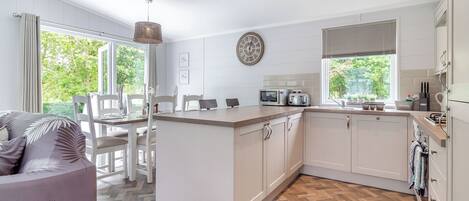 Fridge, oven, stovetop, dishwasher