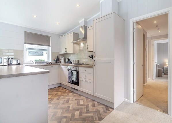 Fridge, oven, stovetop, dishwasher - 3 bedroom accommodation in Earls Colne, Colchester (Earls Colne, Colchester)