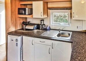 Frigorífico, horno, placa de cocina y tostadora