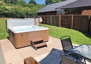 Outdoor spa tub - Lodge with fantastic contemporary styling. (Llanddewi, Nr. Llandrindod Wells)
