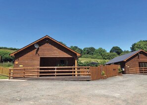 Exterior - Lodge with fantastic contemporary styling. (Llanddewi, Nr. Llandrindod Wells)