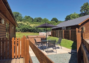 Outdoor dining - Lodge with fantastic contemporary styling. (Llanddewi, Nr. Llandrindod Wells)