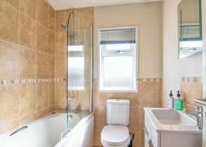 Bathroom - 3 bedroom accommodation in Carnmenellis, Nr Falmouth (Carnmenellis, Nr Falmouth)