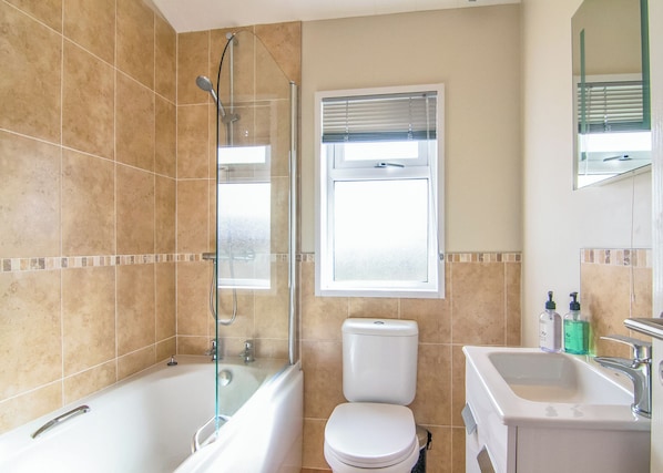 A bathroom with a bathtub, toilet, and sink. - 3 bedroom accommodation in Carnmenellis, Nr Falmouth (Carnmenellis, Nr Falmouth)