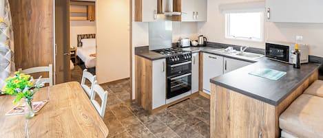 Réfrigérateur, four, plaque de cuisson, grille-pain