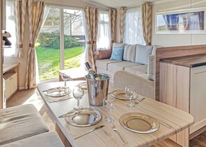 TV - Modern caravan with one double and one twin. (Saundersfoot)