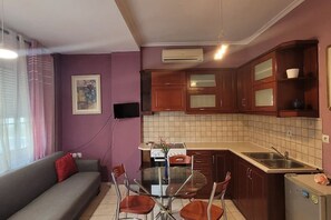 Fridge, oven, stovetop, coffee/tea maker