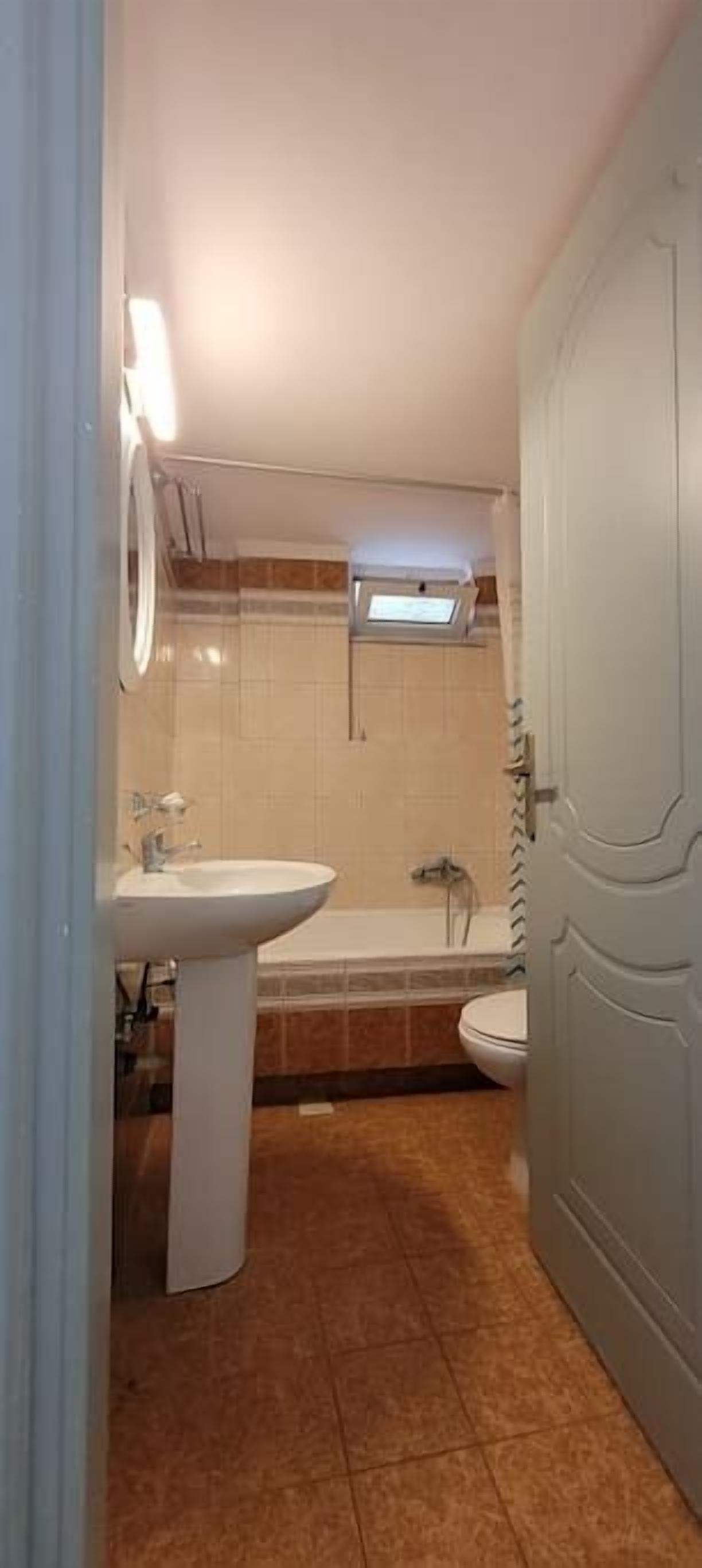 Une salle de bain avec un lavabo, des toilettes et une baignoire.