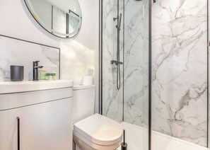 Bathroom - 2 bedroom accommodation in Snainton Luxury Lodges (Snainton Luxury Lodges)