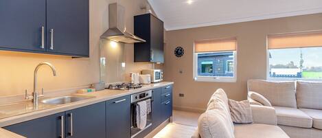 Kjøleskap, ovn, kokeplater og brødrister