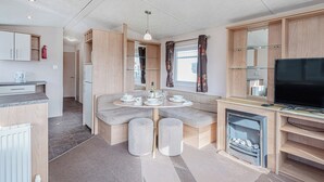 Une petite cuisine équipée comprenant un plan de travail, un petit réfrigérateur et un four à micro-ondes.