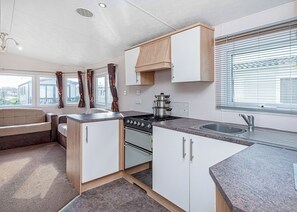 Réfrigérateur, four, plaque de cuisson, grille-pain