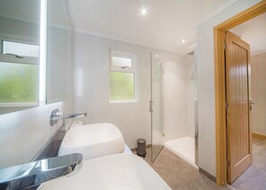 Bathroom - 1 bedroom accommodation in Newport, Pembrokeshire (Newport, Pembrokeshire)