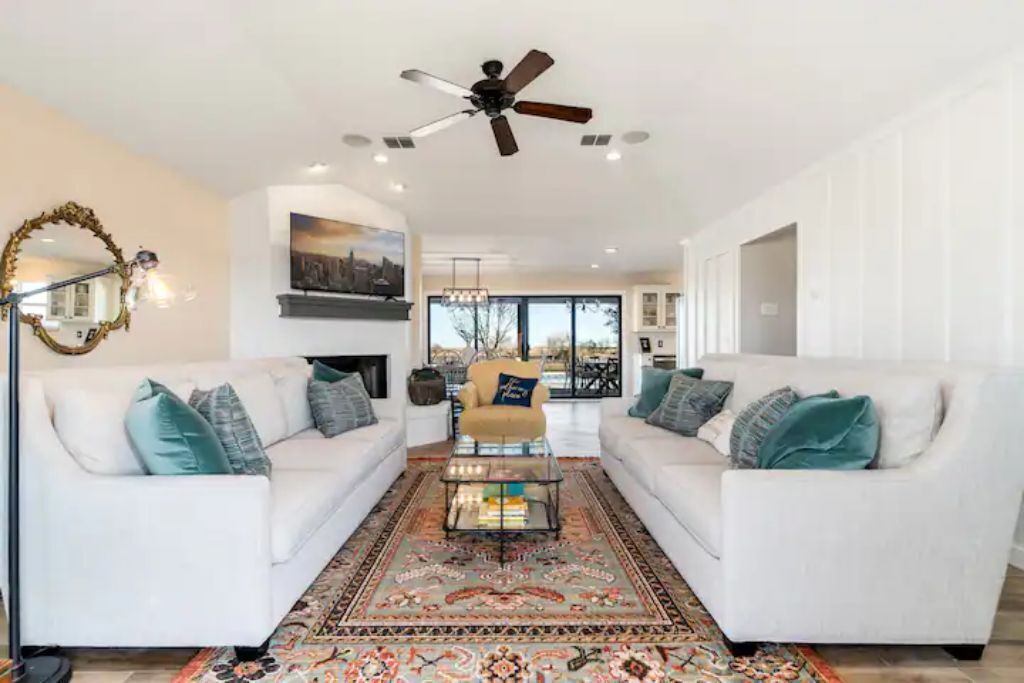 Una Smart TV, una chimenea