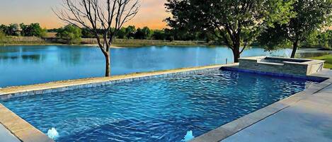 Una piscina al aire libre