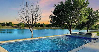 Private Pool/Hot Tub at Honey Farms: Near Baylor and Silos!