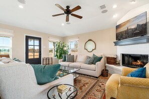 TV connectée, cheminée, livres