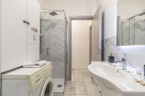 Dusche, Haartrockner, Bidet, Handtücher