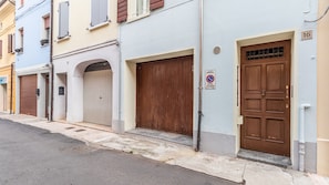A row of residential buildings with closed doors and a no parking sign. - Casa Pico - Centrally located with parking Wi-Fi (Mirandola)