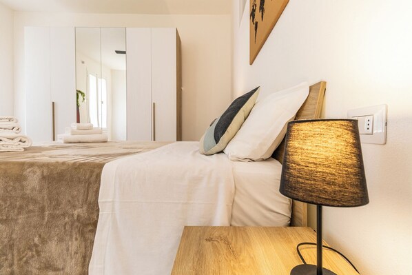 2 bedrooms, desk, iron/ironing board, WiFi