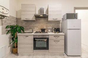 Een koelkast, een microgolfoven, een oven, een kookplaat