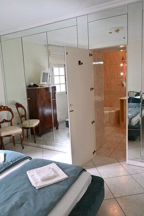 2 chambres, coffres-forts dans les chambres, fer et planche à repasser