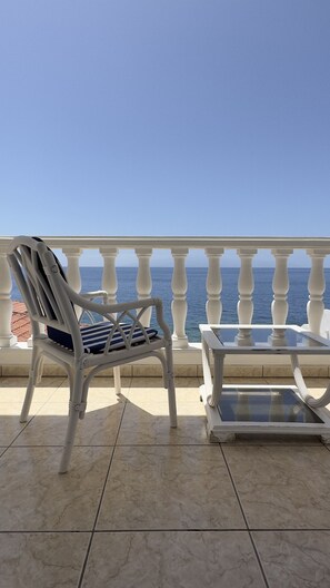 Property grounds - Apartment directly by the sea with a large rooftop terrace and BBQ. (Santiago del Teide)