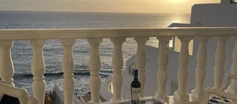 Apartment directly by the sea with a large rooftop terrace and BBQ.