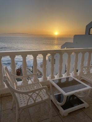 Terrace/patio - Apartment directly by the sea with a large rooftop terrace and BBQ. (Santiago del Teide)