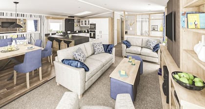 Luxury 2 bed Hot Tub Lodge (Pet)