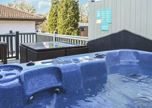 Bañera de hidromasaje al aire libre