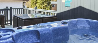 Luxury 2 bed Hot Tub Lodge (Pet)