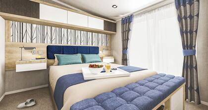 Luxury 2 bed Hot Tub Lodge (Pet)