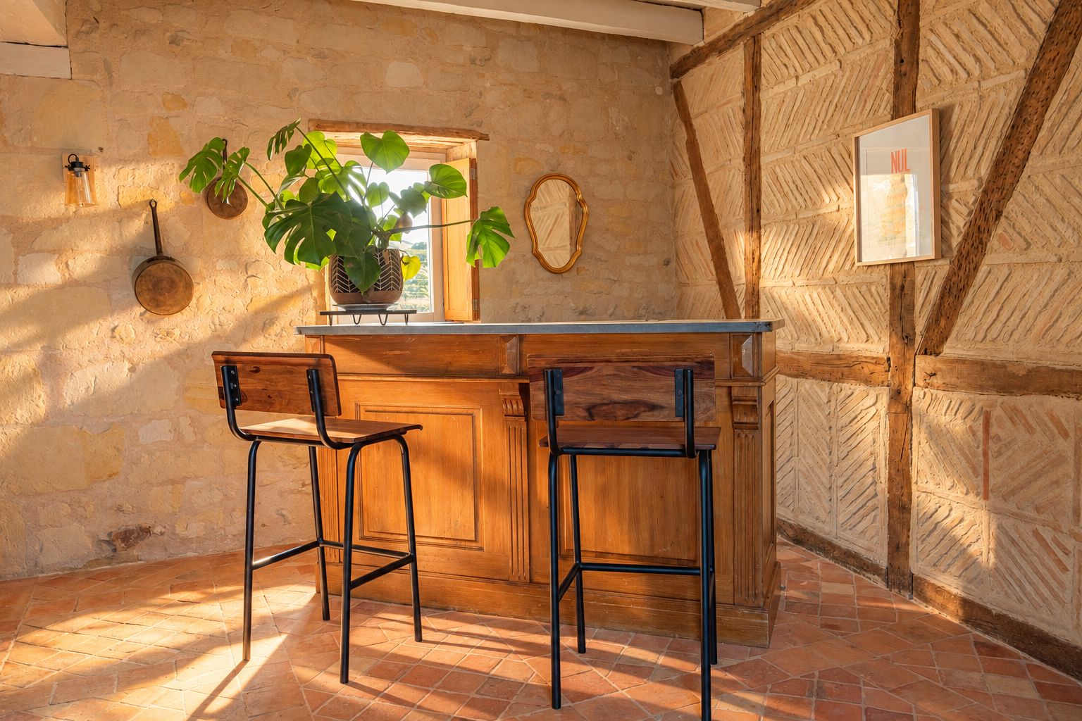 Une cuisine rustique avec un bar en bois, deux tabourets de bar, une plante en pot et un miroir suspendu.