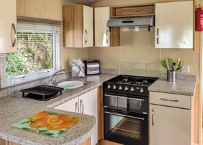 Fridge, oven, stovetop, toaster - 2 bedroom accommodation in Buxton (Buxton)
