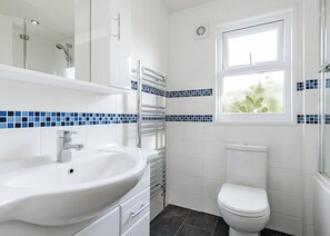 Bathroom - 3 bedroom accommodation in Pickering (Pickering)