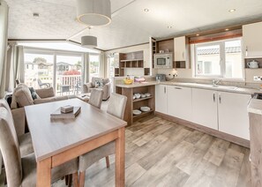 Interior - Sandy Pebble Deluxe (Looe)