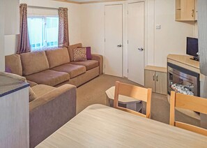 Living area - Tollerton Gold Caravan (Tollerton, York)